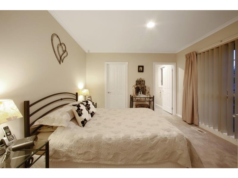 2 Yvette Drive, Rowville VIC 3178