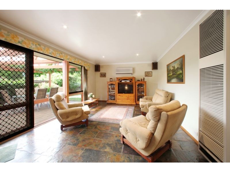 67 Mantung Crescent, Rowville VIC 3178