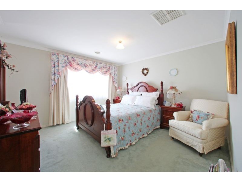 27 St Laurent Rise, Knoxfield VIC 3180