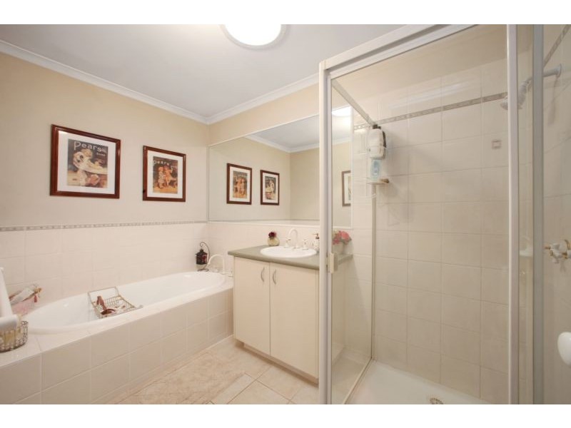 27 St Laurent Rise, Knoxfield VIC 3180