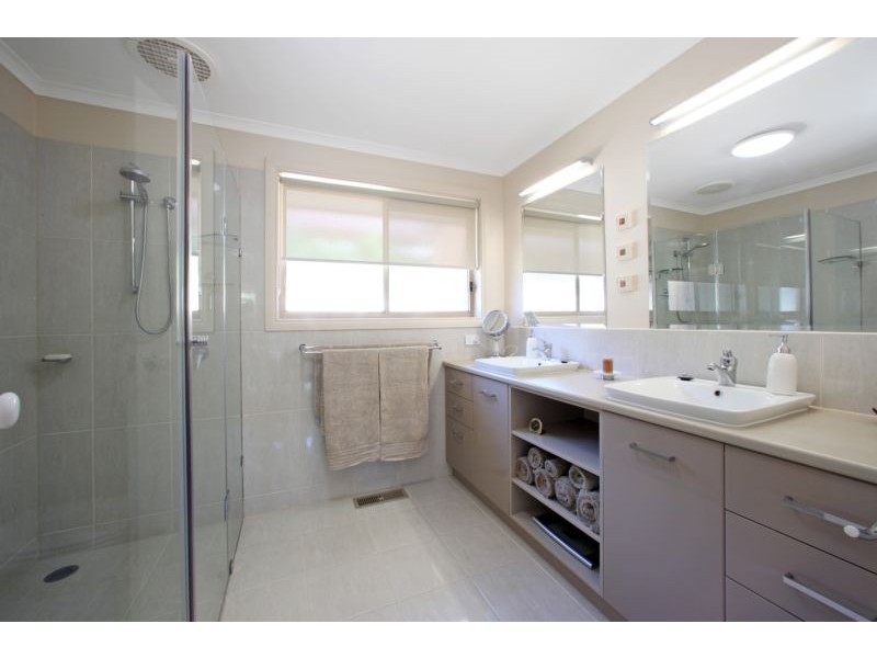 392 Dandelion Drive, Rowville VIC 3178