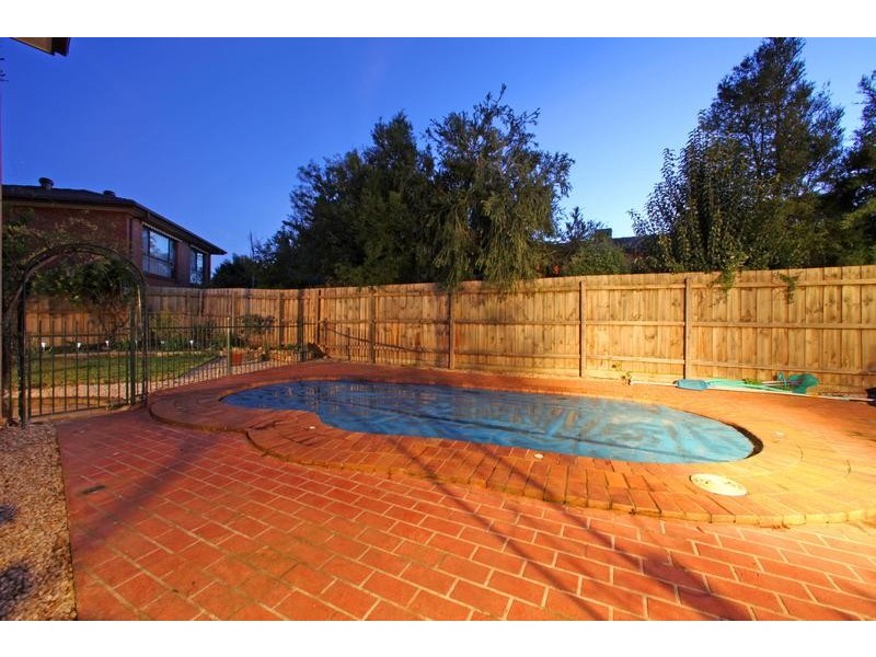 27 Bridgewater Way, Rowville VIC 3178