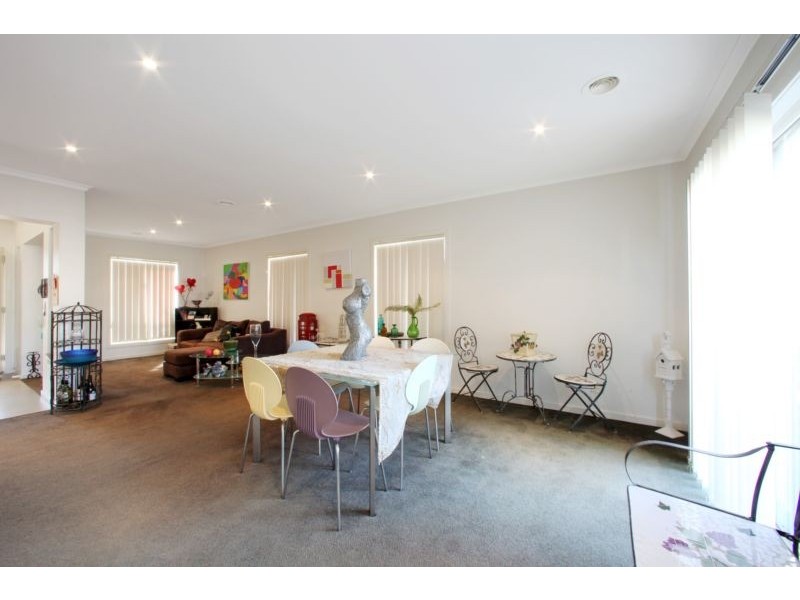 94 Sovereign Manors Crescent, Rowville VIC 3178