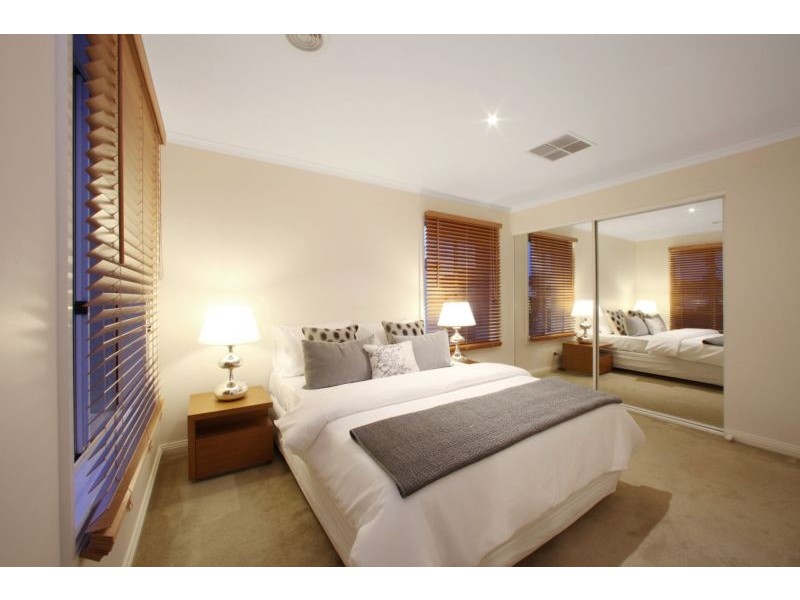 121 Sovereign Manors Crescent, Rowville VIC 3178