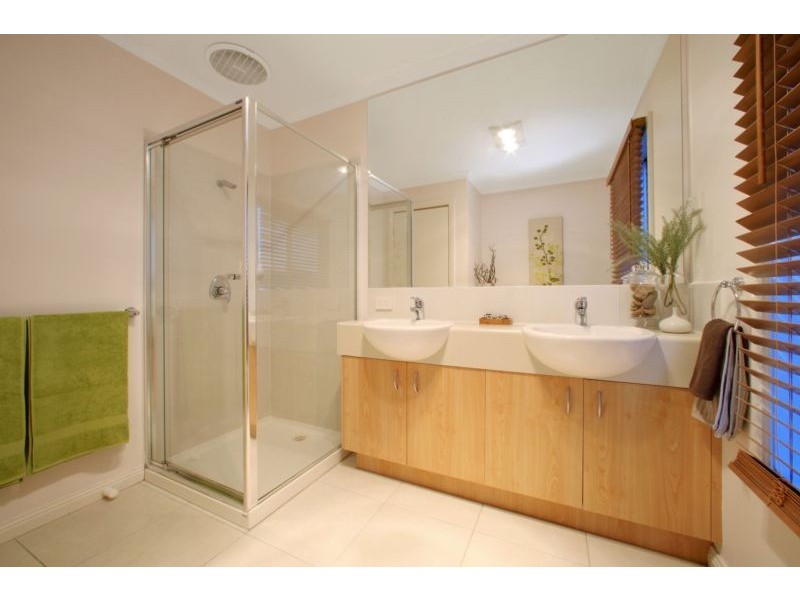 121 Sovereign Manors Crescent, Rowville VIC 3178