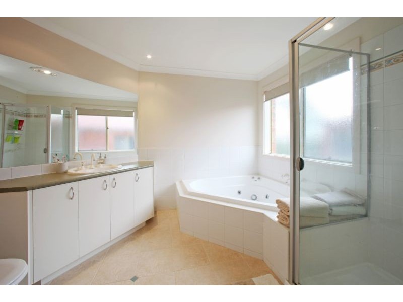 40 Whitecliffe Drive, Rowville VIC 3178