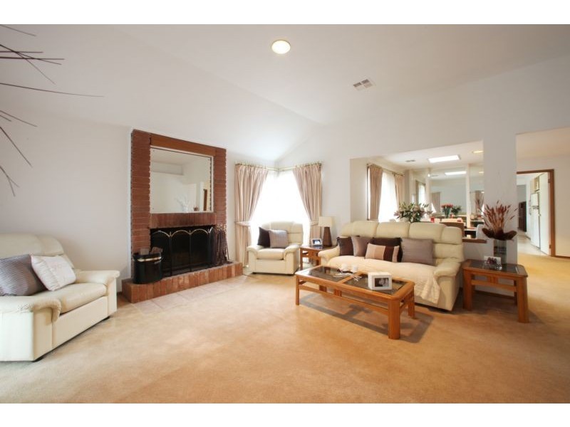 2 Rigby Mews, Rowville VIC 3178