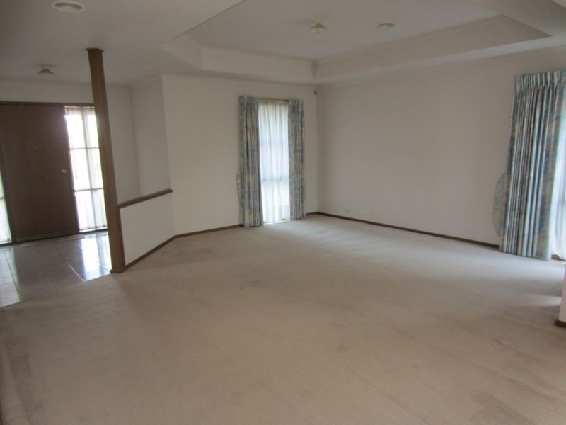 33 Pitfield Crescent, Rowville VIC 3178