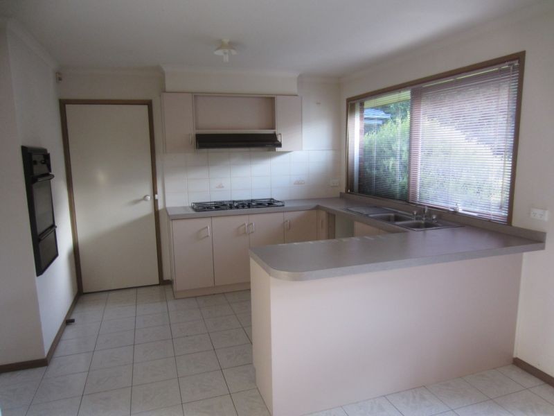 33 Pitfield Crescent, Rowville VIC 3178