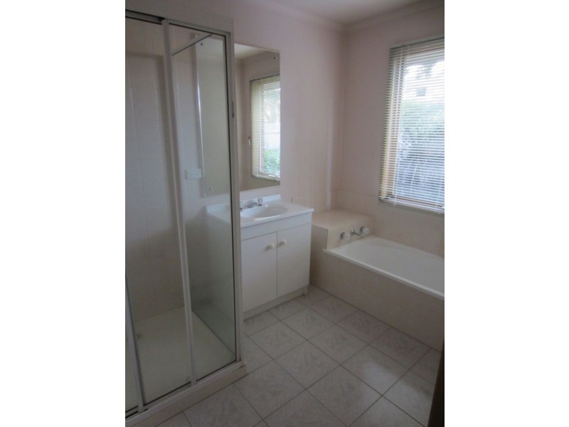 33 Pitfield Crescent, Rowville VIC 3178