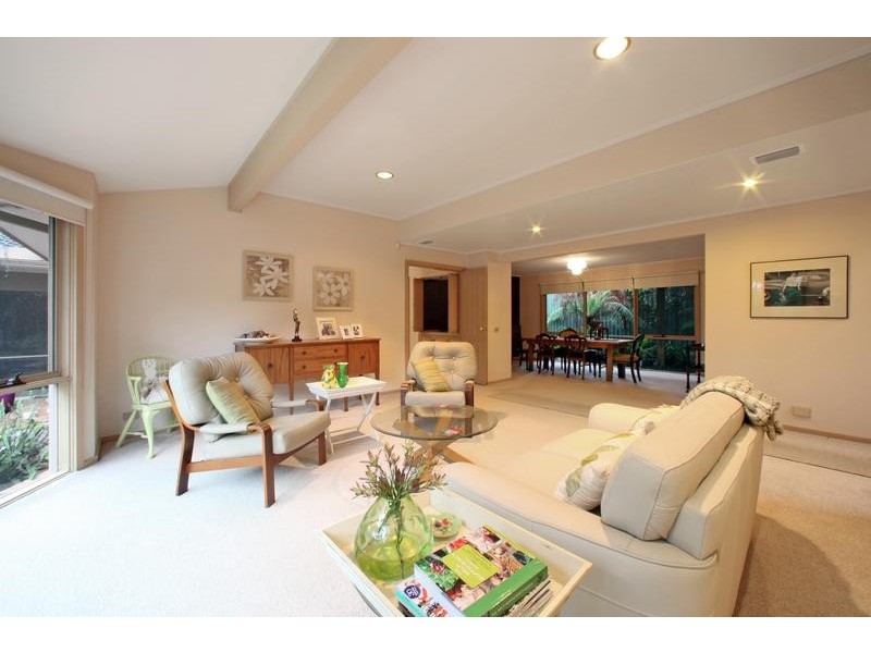 33 Candlebark Quadrant, Rowville VIC 3178