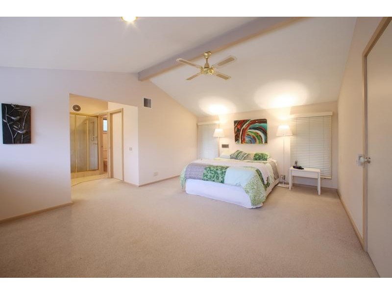 33 Candlebark Quadrant, Rowville VIC 3178