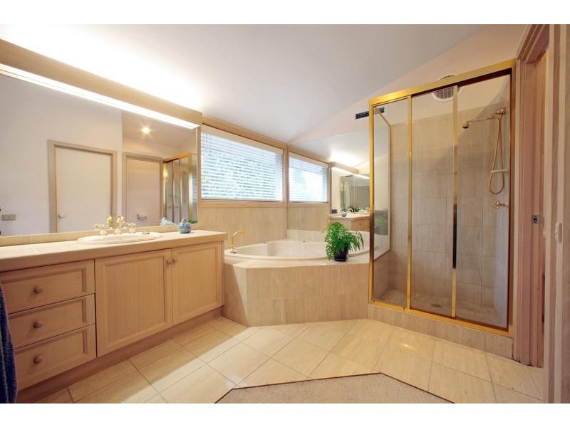 33 Candlebark Quadrant, Rowville VIC 3178