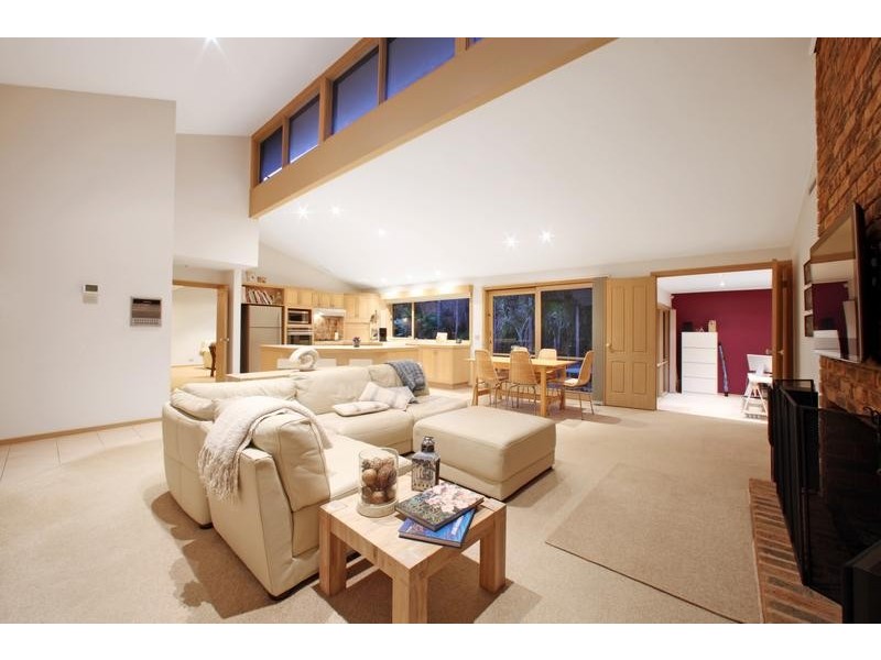 33 Candlebark Quadrant, Rowville VIC 3178