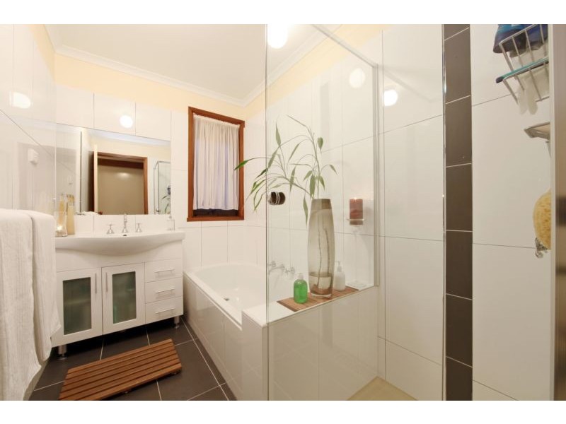 23 Corhanwarrabul Close, Rowville VIC 3178