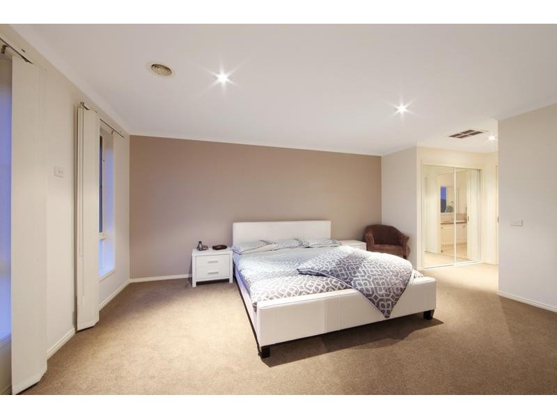 33 Fairway Drive, Rowville VIC 3178