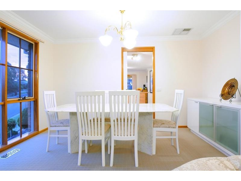 9 Hutchins Avenue, Endeavour Hills VIC 3802