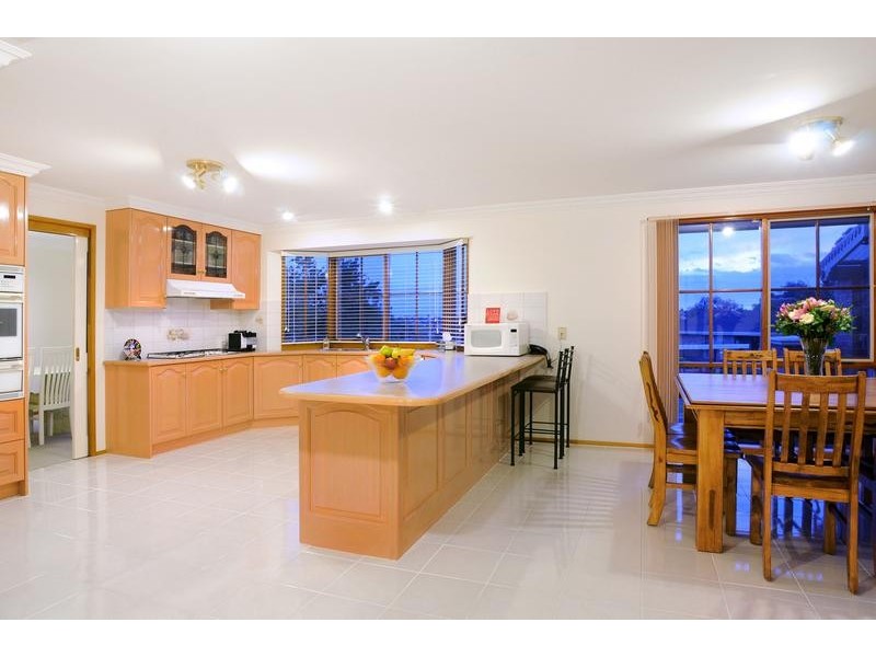 9 Hutchins Avenue, Endeavour Hills VIC 3802