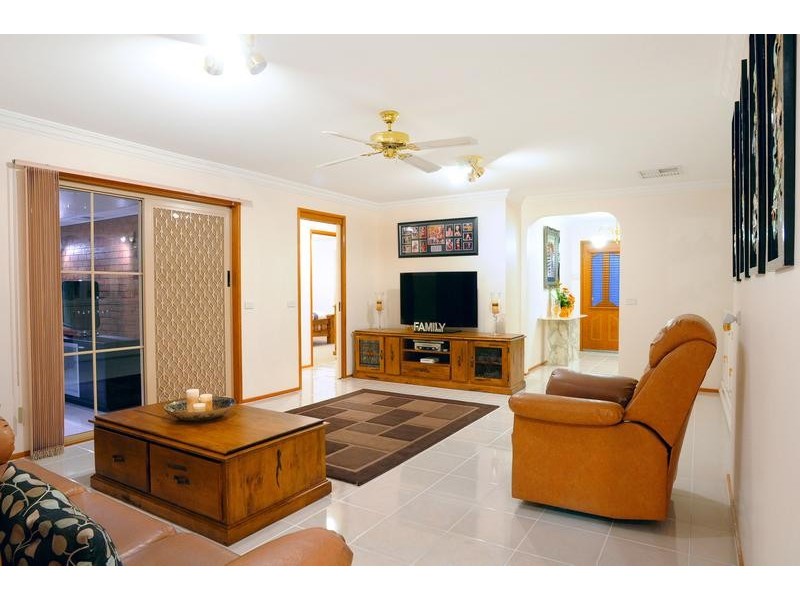 9 Hutchins Avenue, Endeavour Hills VIC 3802