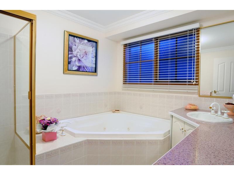 9 Hutchins Avenue, Endeavour Hills VIC 3802