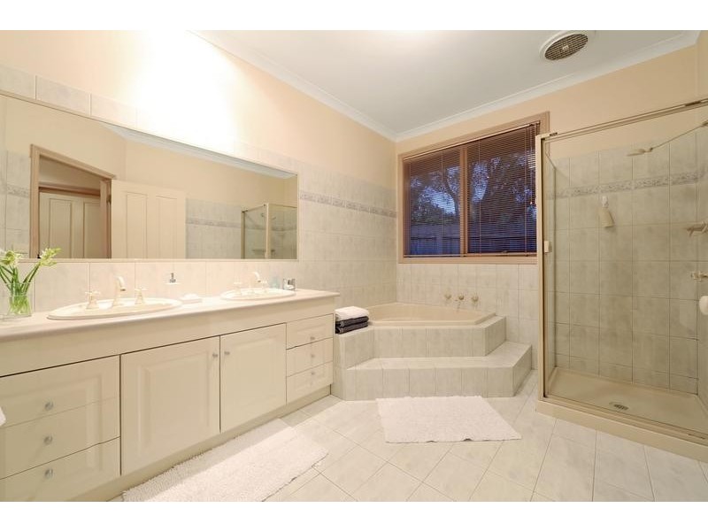 2 Pennycross Court, Rowville VIC 3178