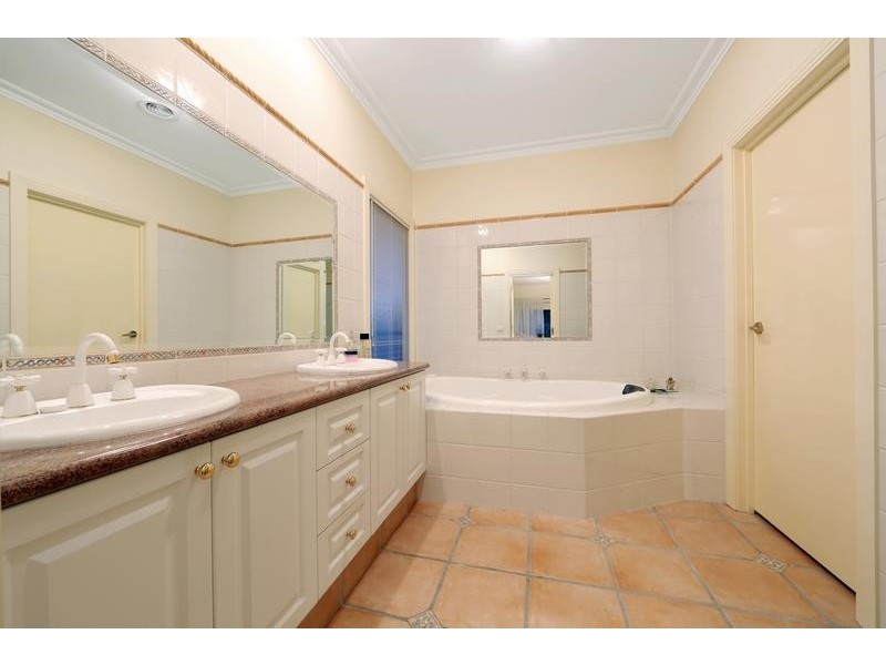 16 Kellbourne Drive, Rowville VIC 3178
