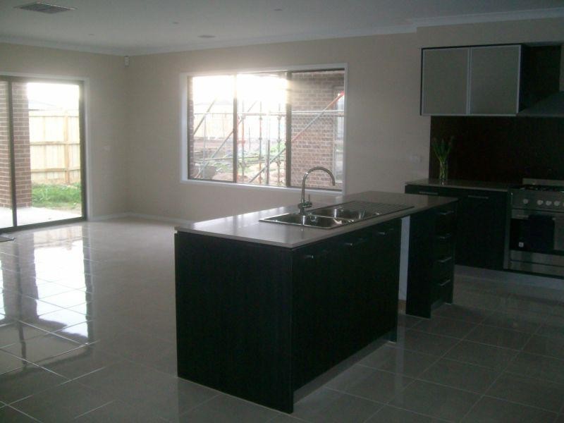 70 Mountainview Blvd, Cranbourne North VIC 3977