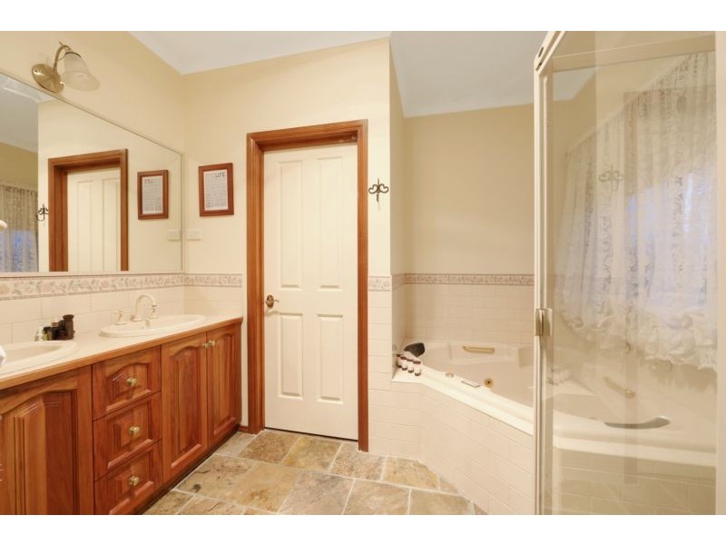 39 Windsor Drive, Lysterfield VIC 3156