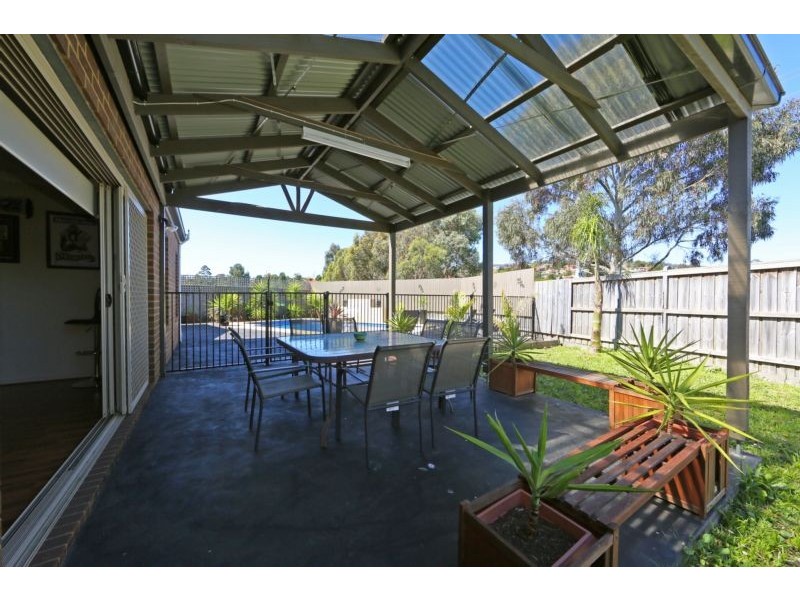 4 Paringa Drive, Ferntree Gully VIC 3156