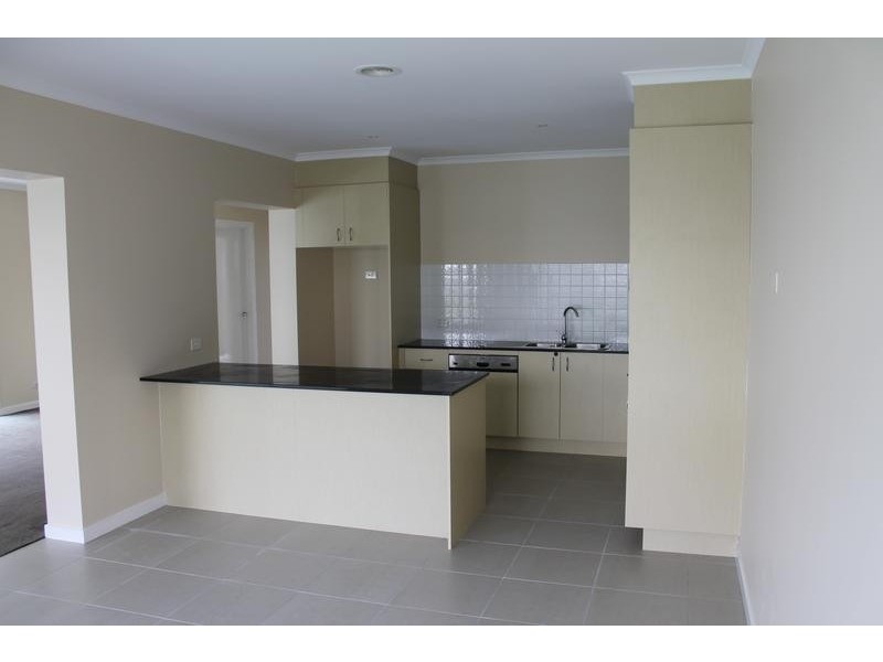 99 Sovereign Manors Crescent, Rowville VIC 3178