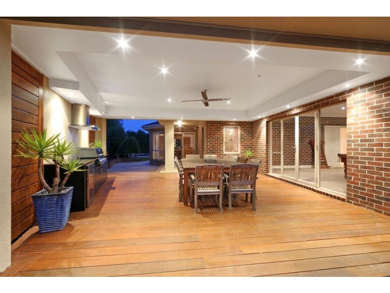 8 Grange Drive, Lysterfield VIC 3156