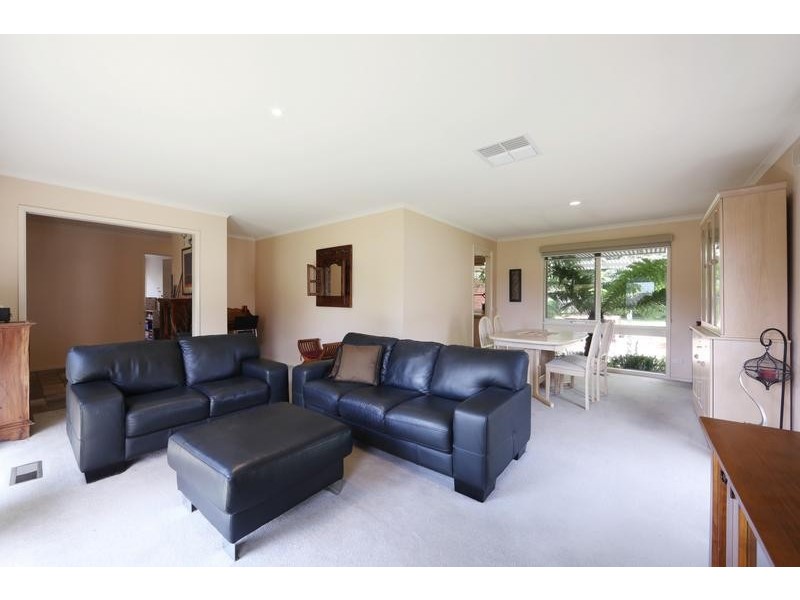 11 Malmsbury Crescent, Rowville VIC 3178