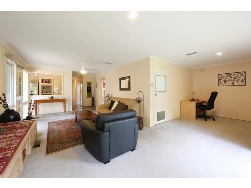 11 Malmsbury Crescent, Rowville VIC 3178