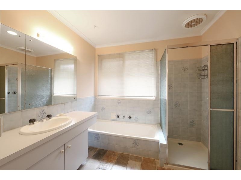 11 Malmsbury Crescent, Rowville VIC 3178