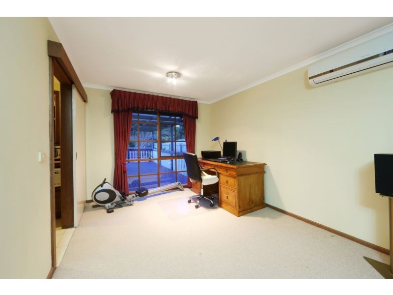 2 Adam Close, Rowville VIC 3178