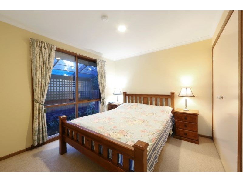 2 Adam Close, Rowville VIC 3178