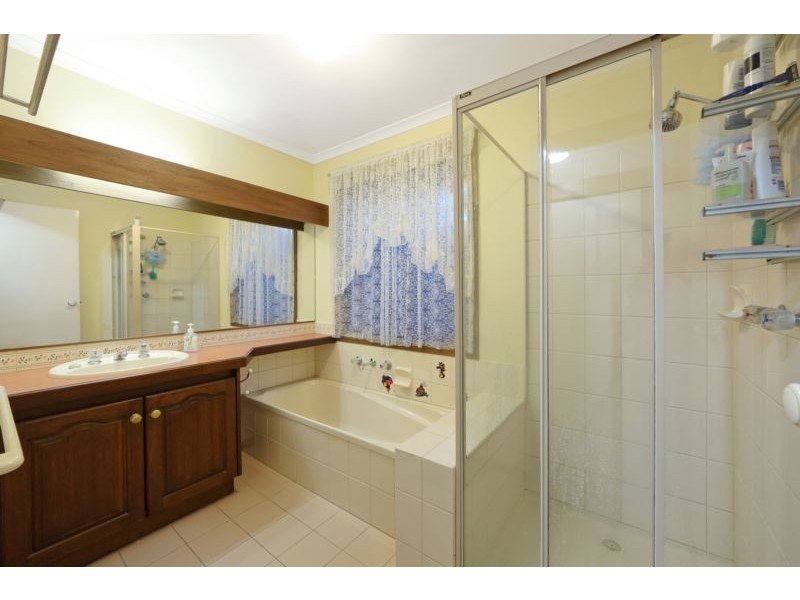 2 Adam Close, Rowville VIC 3178