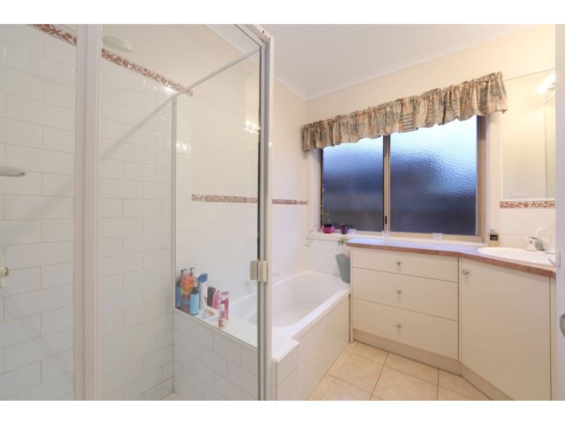 124 Waradgery Drive, Rowville VIC 3178