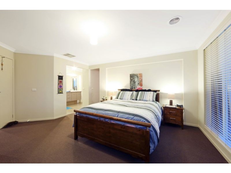 14 Paringa Drive, Ferntree Gully VIC 3156