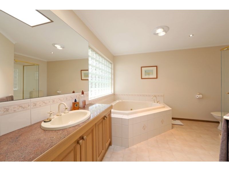 8 Baringa Court, Rowville VIC 3178