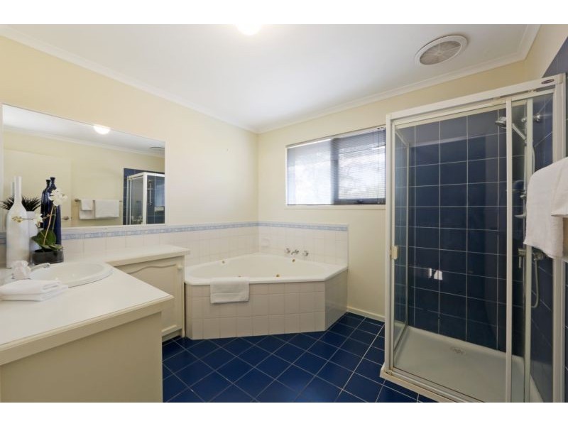 27 Bridgewater Way, Rowville VIC 3178