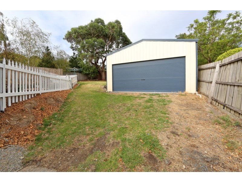 25 Waters Avenue, Ferntree Gully VIC 3156