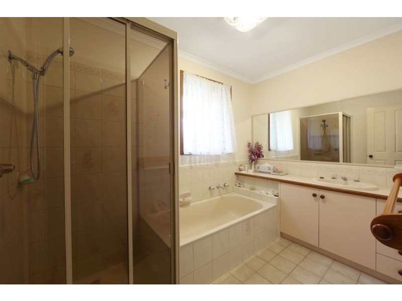 33 Applewood Drive, Knoxfield VIC 3180