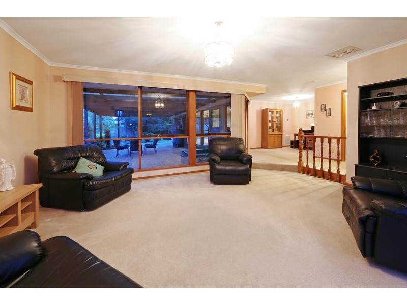 16 Metcalf Crescent, Rowville VIC 3178