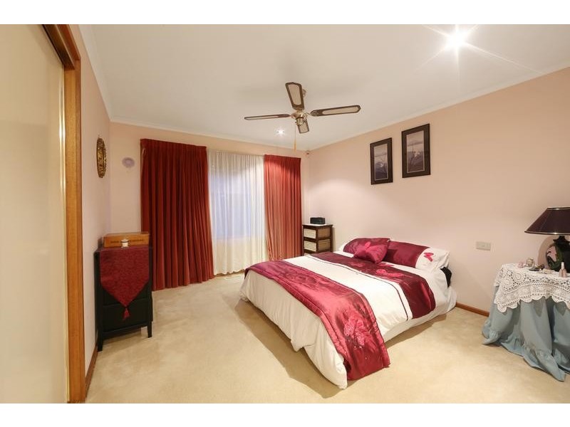 16 Metcalf Crescent, Rowville VIC 3178