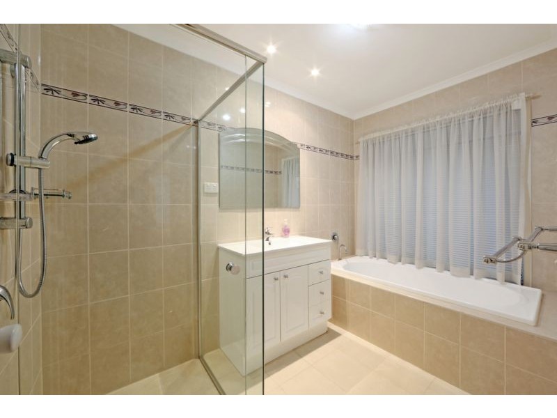 5 Buckingham Drive, Rowville VIC 3178