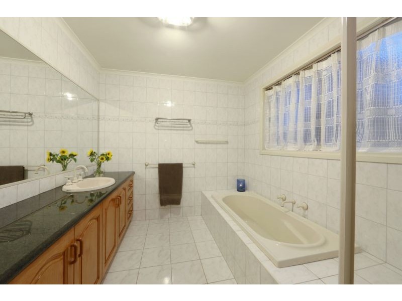 15 William Hovell Drive, Endeavour Hills VIC 3802