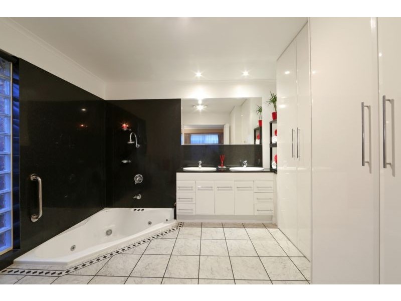 11 Christian Court, Rowville VIC 3178