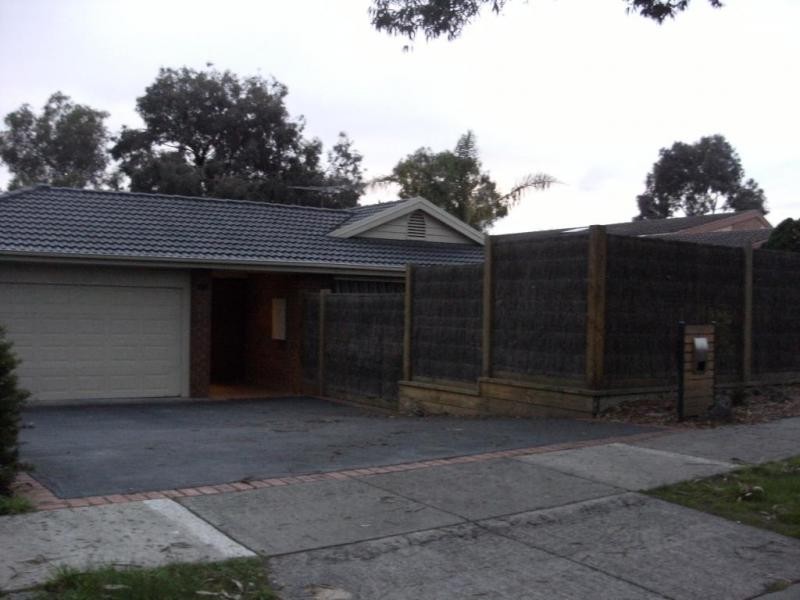 9 Lakeside Boulevard, Rowville VIC 3178