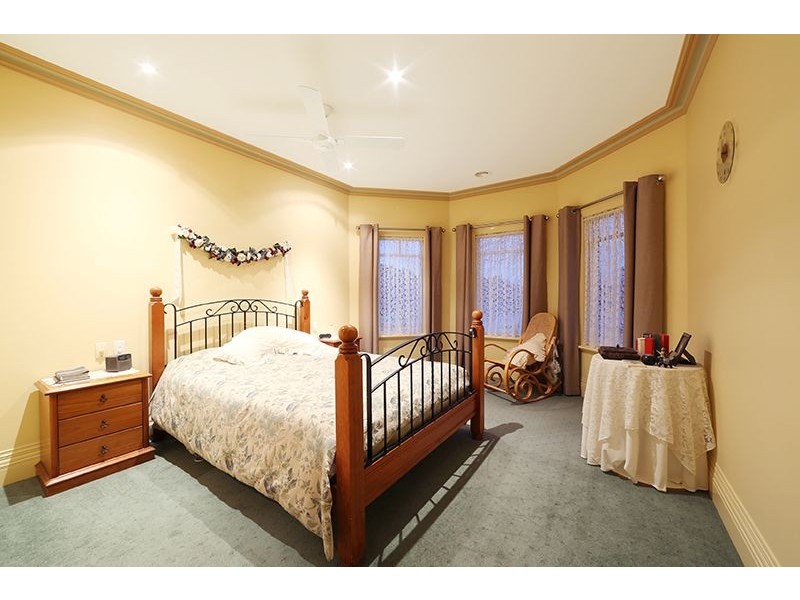 15 Brooklyn Bay Close, Rowville VIC 3178